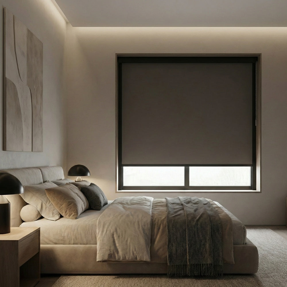 Verdunkelungsrollo mit seitlichen Führungsschienen, frontal