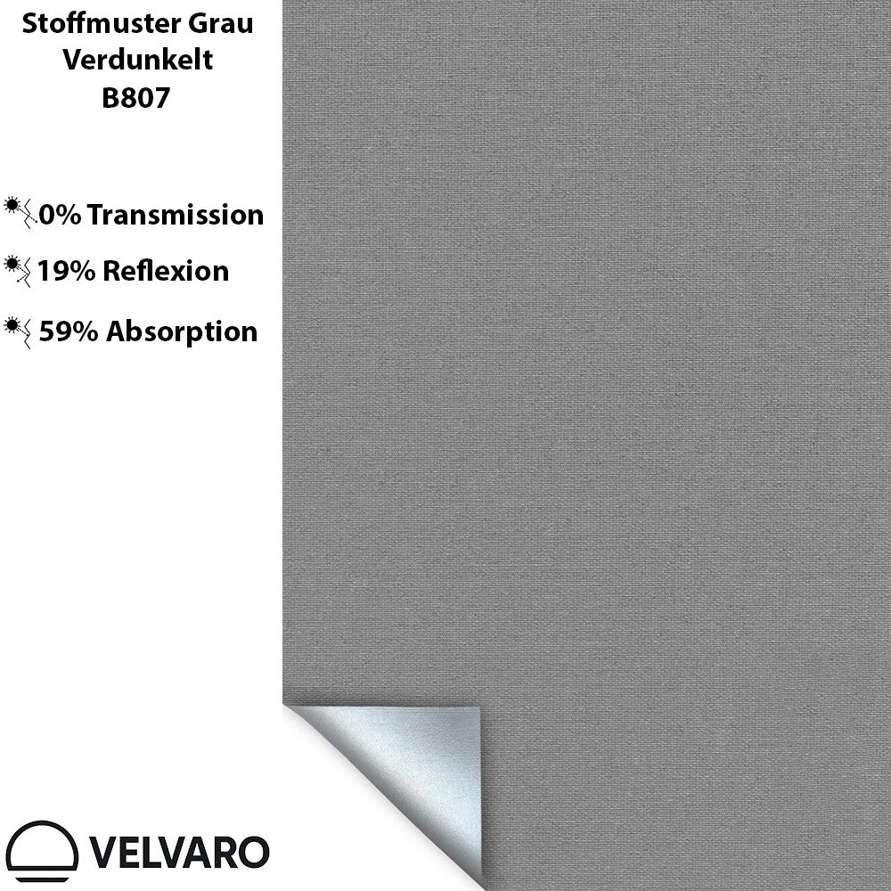 Fertig montiertes Blackout-Rollo am Fenster